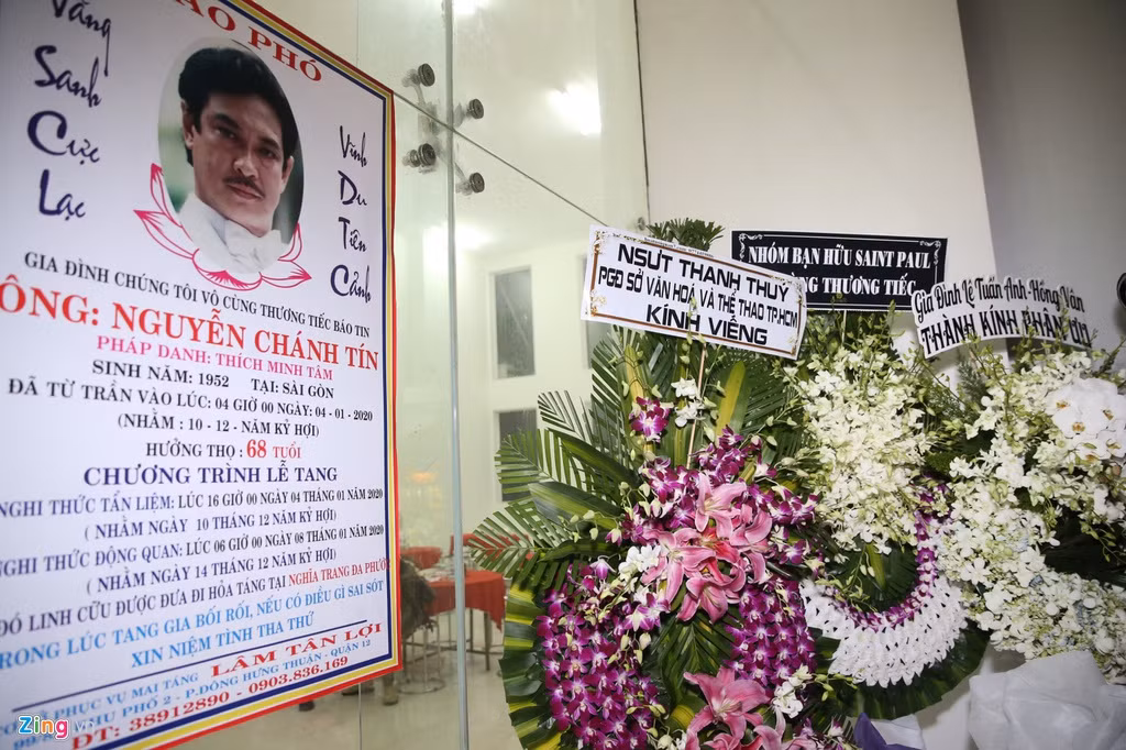 Con trai nghe si Chanh Tin ve muon, khoc oa truoc linh cuu cha