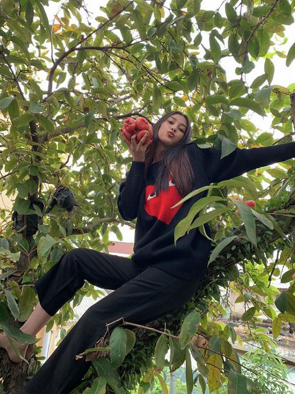 Hoa hau Tieu Vy hon nhien treo cay hai qua khien fan thich thu-Hinh-2