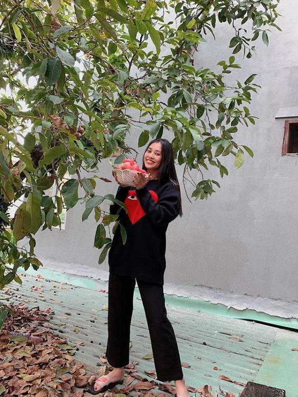 Hoa hau Tieu Vy hon nhien treo cay hai qua khien fan thich thu