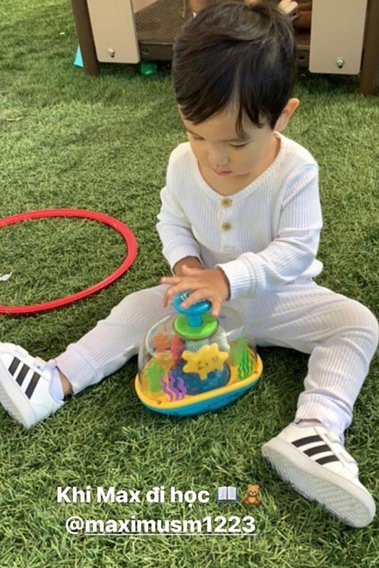 Theo thông tin được đăng tải trên báo chí, thì hầu hết các trường học tại Mỹ đã đóng cửa vì dịch bệnh. Trước đó, nhiều sao Việt định cư tại Mỹ cũng chia sẻ việc các con phải học online khi COVID-19 vẫn đang diễn biễn phức tạp tại quốc gia này. Đặc biệt, thành phố Los Angeles của tiểu bang California - nơi mà Phạm Hương và con trai sinh sống - là một trong những khu vực bùng phát dịch bệnh. Hiện tại, số ca nhiễm COVID-19 trên nước Mỹ vẫn tiếp tục tăng cao, nhiều giáo viên đã thể hiện sự quan ngại và phản đối việc mở cửa lại trường học.