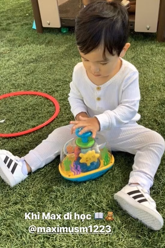 Theo thông tin được đăng tải trên báo chí, thì hầu hết các trường học tại Mỹ đã đóng cửa vì dịch bệnh. Trước đó, nhiều sao Việt định cư tại Mỹ cũng chia sẻ việc các con phải học online khi COVID-19 vẫn đang diễn biễn phức tạp tại quốc gia này. Đặc biệt, thành phố Los Angeles của tiểu bang California - nơi mà Phạm Hương và con trai sinh sống - là một trong những khu vực bùng phát dịch bệnh. Hiện tại, số ca nhiễm COVID-19 trên nước Mỹ vẫn tiếp tục tăng cao, nhiều giáo viên đã thể hiện sự quan ngại và phản đối việc mở cửa lại trường học.