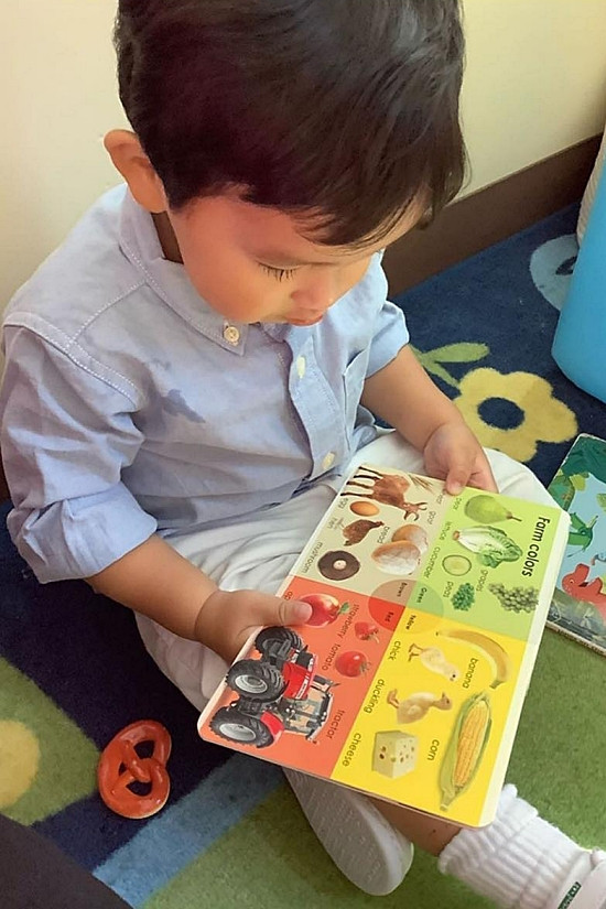 Kể từ khi được mẹ công khai, cậu bé Max luôn nhận được sự quan tâm đặc biệt từ công chúng nhờ vẻ ngoài đáng yêu, sáng sủa. Hình ảnh ngoan ngoãn của nhóc tỳ 19 tháng tuổi tại trường học nhận nhận không ít lời khen.