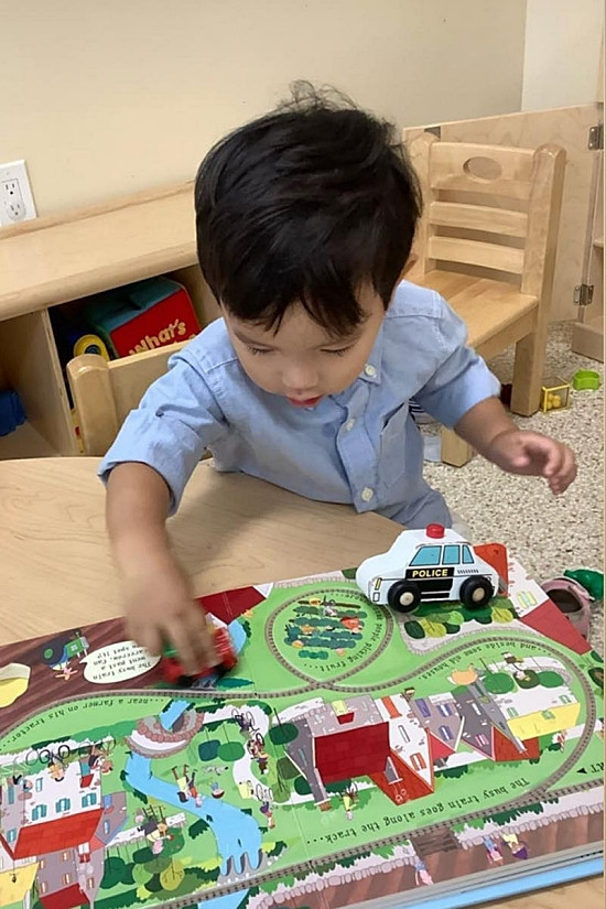 Khoảng đầu tháng 7, trên Instagram, Phạm Hương bắt đầu cập nhật hình ảnh con trai 19 tháng tuổi đang đi học mẫu giáo. Thông qua những khoảnh khắc người đẹp ghi lại, cậu bé Maximus tỏ ra rất hứng thú khi mỗi sáng được bố mẹ đưa đến trường. Nhóc tỳ hòa nhập rất nhanh trong môi trường mới và được mẹ theo dõi sát sao trong những ngày đầu đi học.