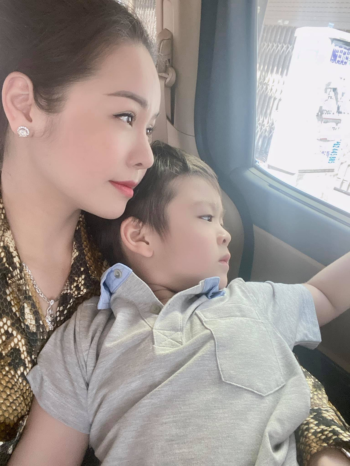 Sao Việt Nhật Kim Anh bày tỏ nguyện vòng gặp con trước ngày Quốc tế Thiếu nhi 1/6 để tặng quà cho con nhưng ý định này không thực hiện được. Nhật Kim Anh cũng thể hiện sự mệt mỏi khi cuộc tranh chấp đã kéo dài cả năm trời với chồng cũ.