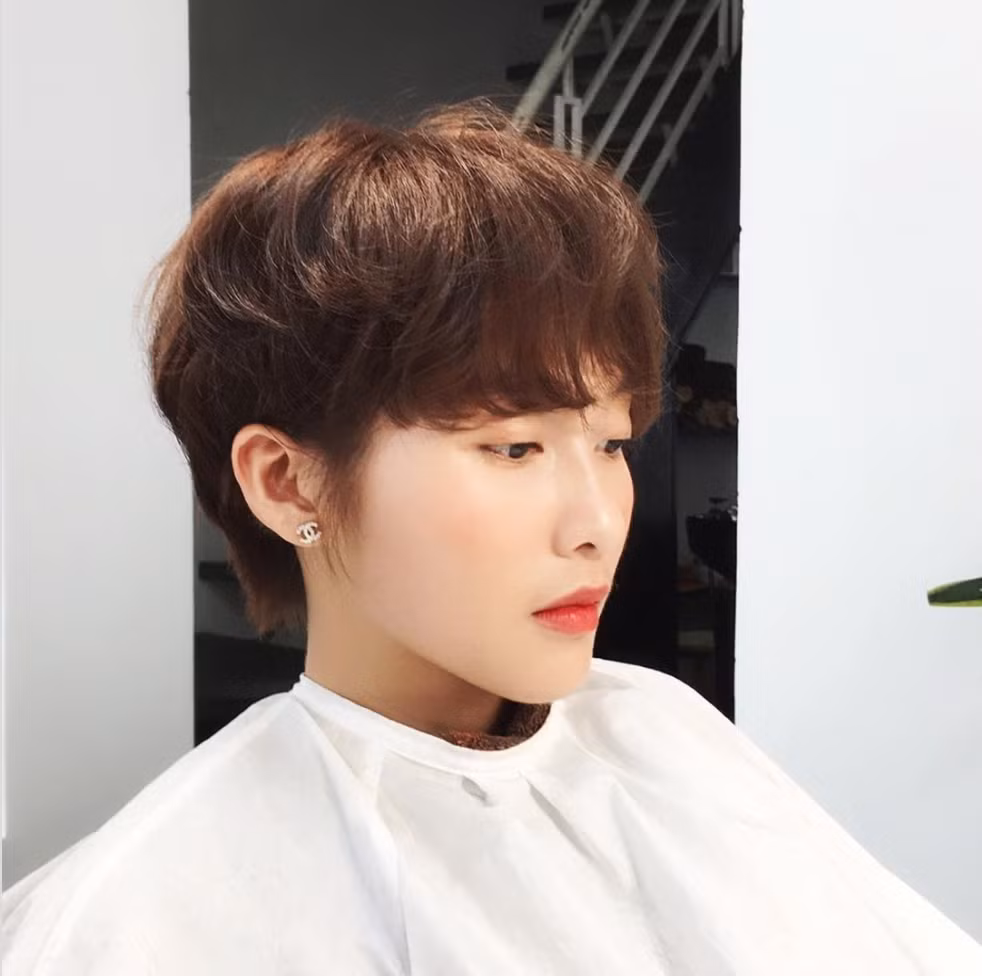 Đăng ảnh cắt tóc ngắn, Khả Ngân khiến nhiều người bất ngờ về sự thay đổi táo bạo.