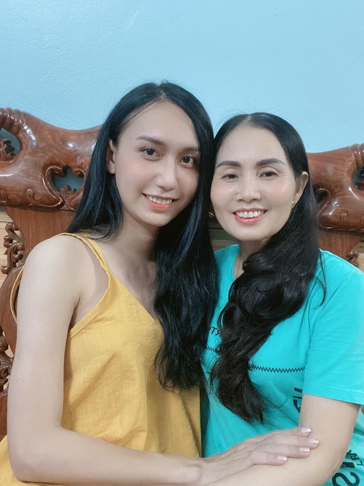 Lynk Lee gây chú ý khi khoe khoảnh khắc nữ tính, xinh đẹp bên mẹ.