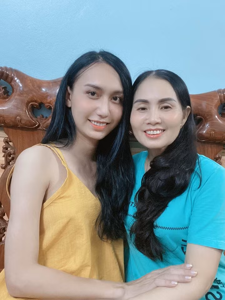 Lynk Lee gây chú ý khi khoe khoảnh khắc nữ tính, xinh đẹp bên mẹ.