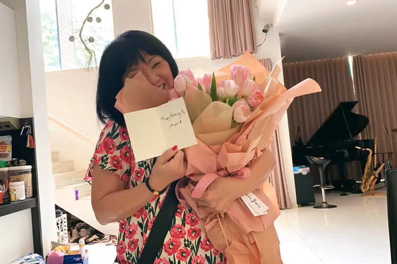 Ca sĩ Cẩm Vân hạnh phúc đón sinh nhật một cách đặc biệt qua video với chồng con vì không thể gặp nhau do mùa dịch.