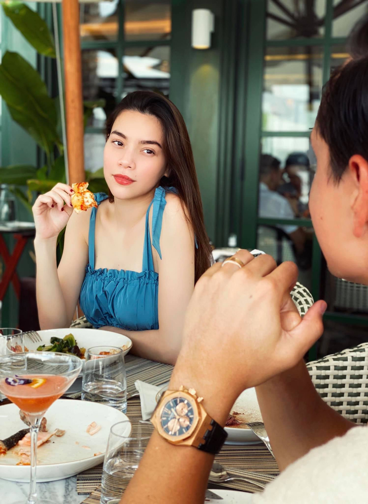  Hồ Ngọc Hà đăng tải loạt ảnh cùng người yêu Kim Lý và con trai tận hưởng cuối tuần tại nhà hàng sang trọng.