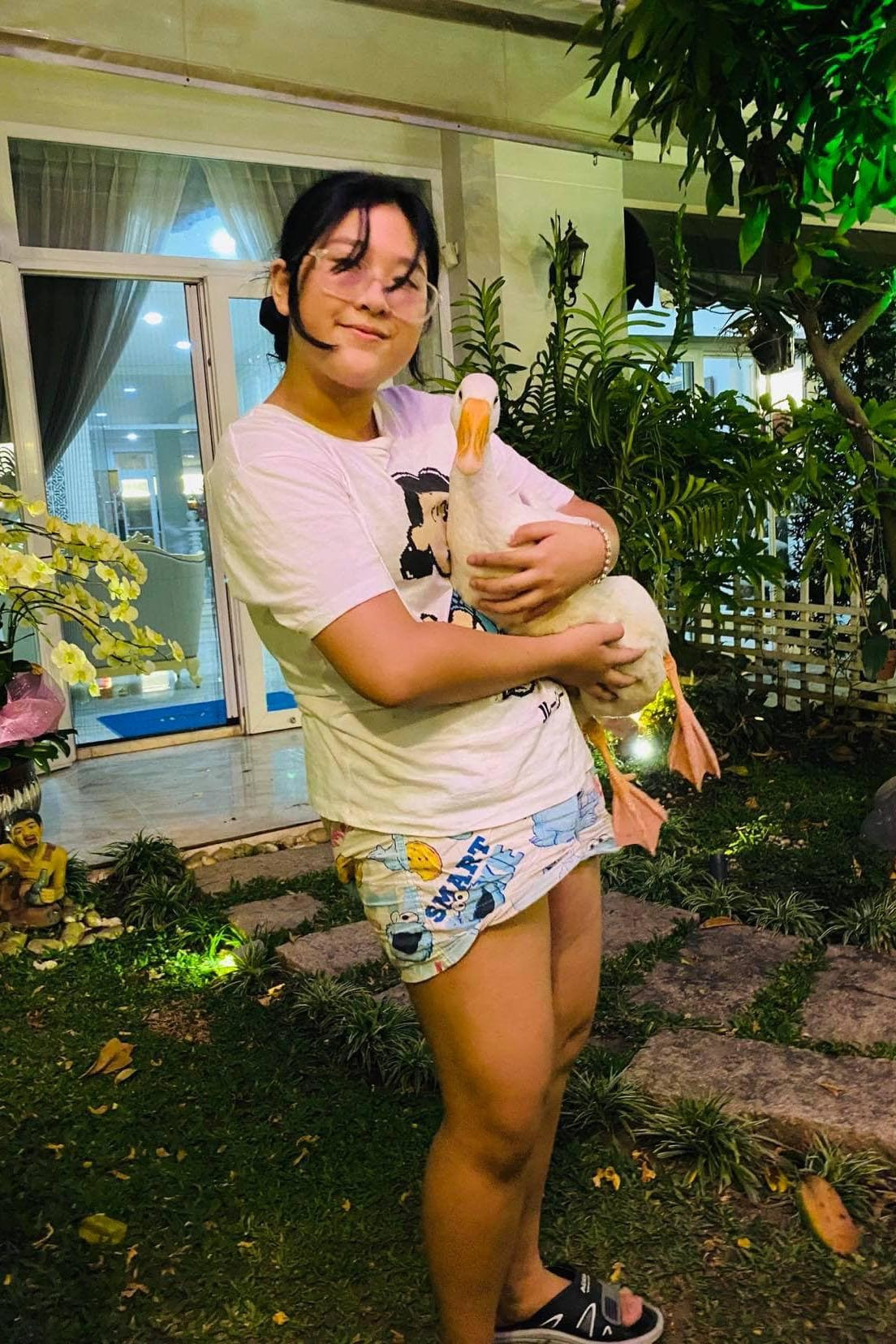 "Mai là 1/6 cô ấy phải đi học. Hôm nay cô ấy nói con không nhận quà, con không đi chơi, con muốn đi ăn lẩu với mẹ. Mẹ lèm bèm nói lớn rồi mà 1/6 cái gì, tết của thiếu nhi, con là thiếu nữ rồi. Cô ấy tỉnh bơ trả lời: 'Mẹ à, chừng nào con còn ăn bám mẹ chừng đó vẫn là 1/6 nha mẹ", nữ nghệ sĩ tiết lộ.