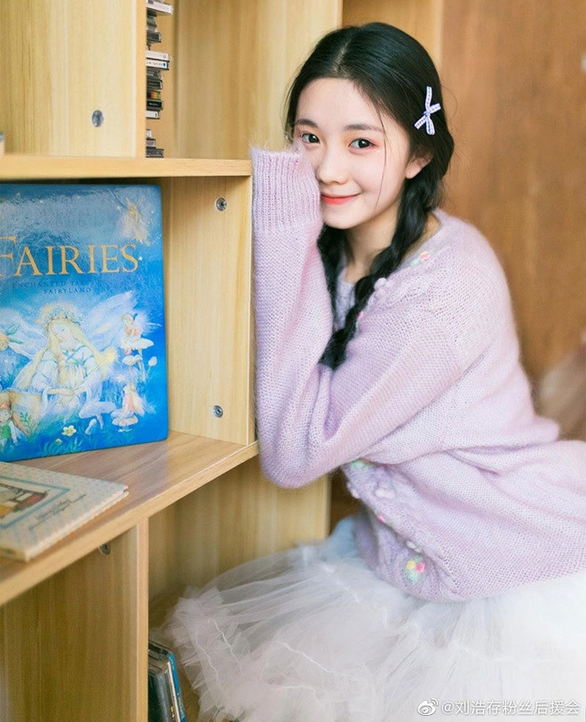 QQ đánh giá dù không được đào tạo chính quy về diễn xuất, Lưu Hạo Tồn vẫn được Trương Nghệ Mữu nâng đỡ. Cô tham gia 3 phim trong đó hai tác phẩm của đạo diễn Trương, người mà bất kỳ nghệ sĩ Trung Quốc nào cũng mong được hợp tác.