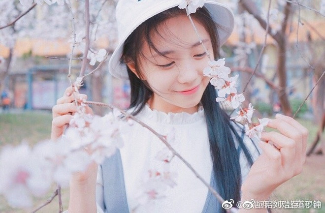 Theo QQ, danh xưng "Mưu nữ lang" (các nữ diễn viên thành danh nhờ đóng phim của Trương Nghệ Mưu) rất có trọng lượng trong giới giải trí Hoa ngữ. Vị đạo diễn tài danh giúp nâng tầm tên tuổi cho Củng Lợi, Chương Tử Di hay Châu Đông Vũ. Giờ đây, họ đều là ảnh hậu được công nhận về diễn xuất, sự nghiệp đạt đỉnh cao. Vì vậy, Lưu Hạo Tồn được mong đợi trở thành người kế nhiệm các đàn chị.