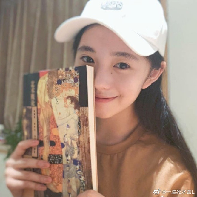 Bộ phim còn lại Lưu Hạo Tồn đóng cặp cùng Dịch Dương Thiên Tỉ, nghệ sĩ 10X được truyền thông đánh giá là hot nhất tại Trung Quốc hiện nay. Tài tử vừa nhận giải thưởng Nam diễn viên mới xuất sắc tại giải Kim Tượng nhờ vai chính trong Em của thời niên thiếu. Trong khi đó, Lưu Hạo Tồn là diễn viên vô danh, nhưng nhờ là "gà cưng" của Trương Nghệ Mưu nên cô dễ dàng được đóng vai nữ chính.