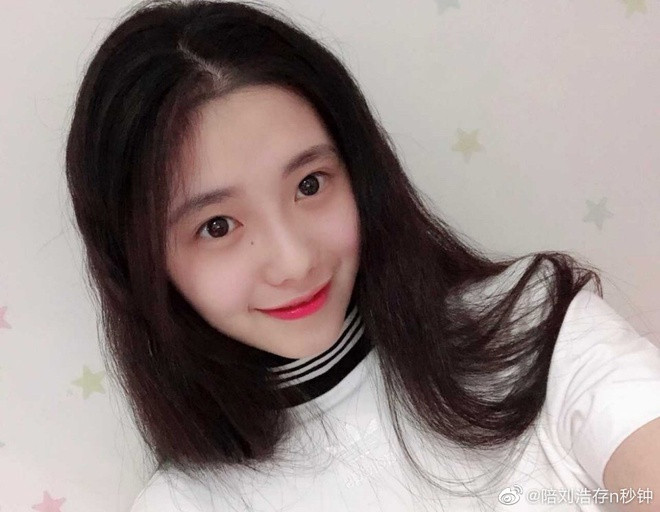 Để tạo cơ hội cho Lưu Hạo Tồn trau dồi kinh nghiệm diễn xuất, Trương Nghệ Mưu sắp xếp cho ngôi sao trẻ vai nhỏ trong One Second. Cô cũng được giao vai nữ chính trong phim truyền hình Tặng anh một đóa hoa màu đỏ, hợp tác cùng Dịch Dương Thiên Tỉ.