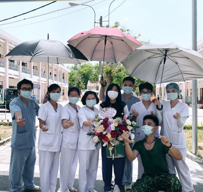 Chau Bui quay lai benh vien da chien, thu co mang theo moi bat ngo