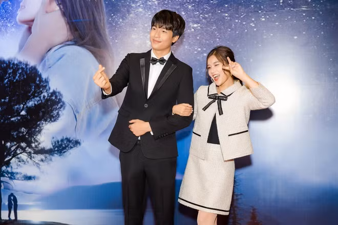 Bí mật của gió kể câu chuyện “tình người duyên ma” giữa Linh (Khả Ngân đóng) và Phong (Quốc Anh). Không thể siêu thoát và bị mắc kẹt tại trần thế suốt hơn nửa thế kỷ, Phong vô tình phải lòng Linh. Cả hai cùng “thám tử tâm linh” An (Hoàng Yến Chibi) đi tìm bí mật giúp Phong tìm lại được chính mình. Hoàng Yến được biết đến với vai trò ca sĩ, song gần đây cô có nhiều vai diễn ấn tượng, khẳng định khả năng diễn xuất.