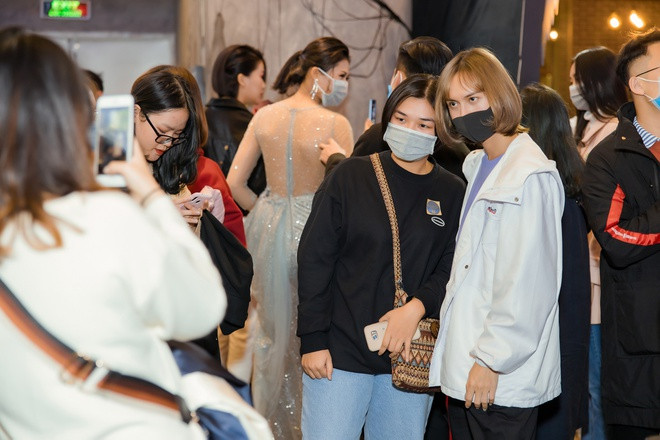 Những khách mời khác tại sự kiện, trong đó có ca sĩ Lynk Lee, cũng nghe theo lời khuyên của các chuyên gia y tế - dùng khẩu trang ở chỗ đông người.