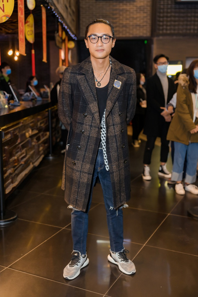 Người mẫu Hữu Vi xuất hiện ở sự kiện. Diễn viên Khả Ngân, Quốc Anh, Hoàng Yến Chibi chia sẻ họ đều cảm thấy buồn khi phim phải rời lịch chiếu.