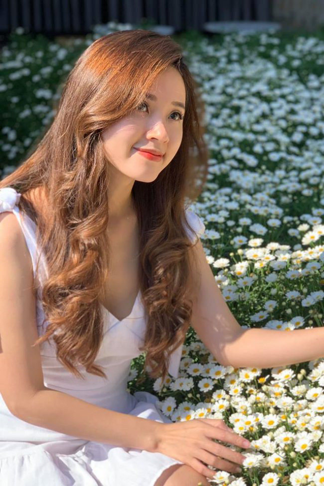 Midu bộc bạch về mẫu người đàn ông lý tưởng của mình ở hiện tại: "Mình hơi lạ lùng một chút, mình thích những anh chàng thú vị, hơi trẻ con cũng được nhưng có nhiều kĩ năng trải nghiệm trong cuộc sống, mình trân trọng những người có thể khiến mình cười vui mỗi khi gặp mặt. Đến một giai đoạn trong cuộc đời, bạn sẽ phát hiện ra rằng gặp được một người khiến mình vô tư vui cười tỉ lệ đó còn hiếm hơn là gặp được những anh chàng công việc ổn định rất nhiều. Suy nghĩ của mình là hai người gặp nhau quan trọng là phải vui, có vui vẻ hạnh phúc rồi mới cùng nhau làm được nhiều thứ, chứ kiếm người đạo mạo chỉnh tề ổn định quá, mà ở với nhau như nghĩa vụ thì cuộc sống nhàm chán lắm".