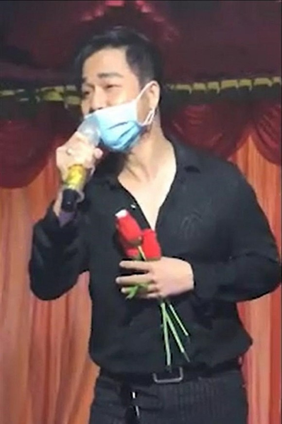 Quach Tuan Du bi khan gia doa danh vi deo khau trang khi di hat