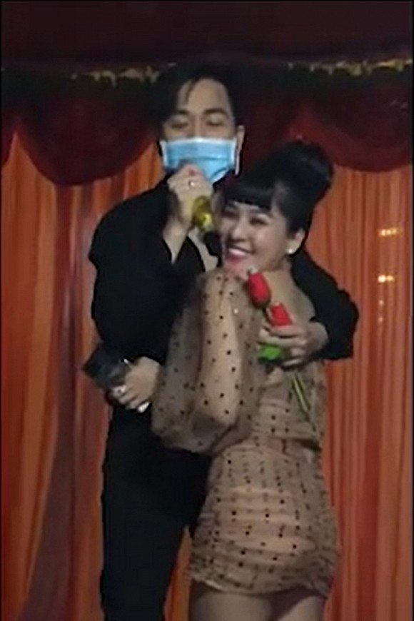 Quach Tuan Du bi khan gia doa danh vi deo khau trang khi di hat-Hinh-2