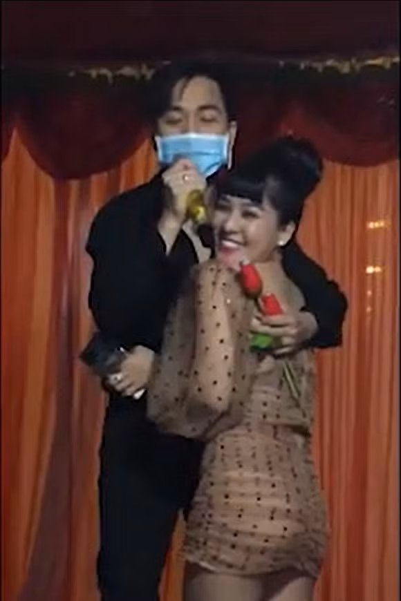 Quach Tuan Du bi khan gia doa danh vi deo khau trang khi di hat-Hinh-2