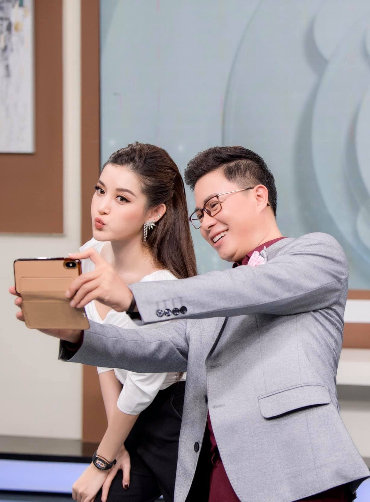 MC Lê Anh đăng loạt ảnh nhí nhảnh chụp cùng Á hậu Huyền My trong hậu trường "Cà phê sáng".