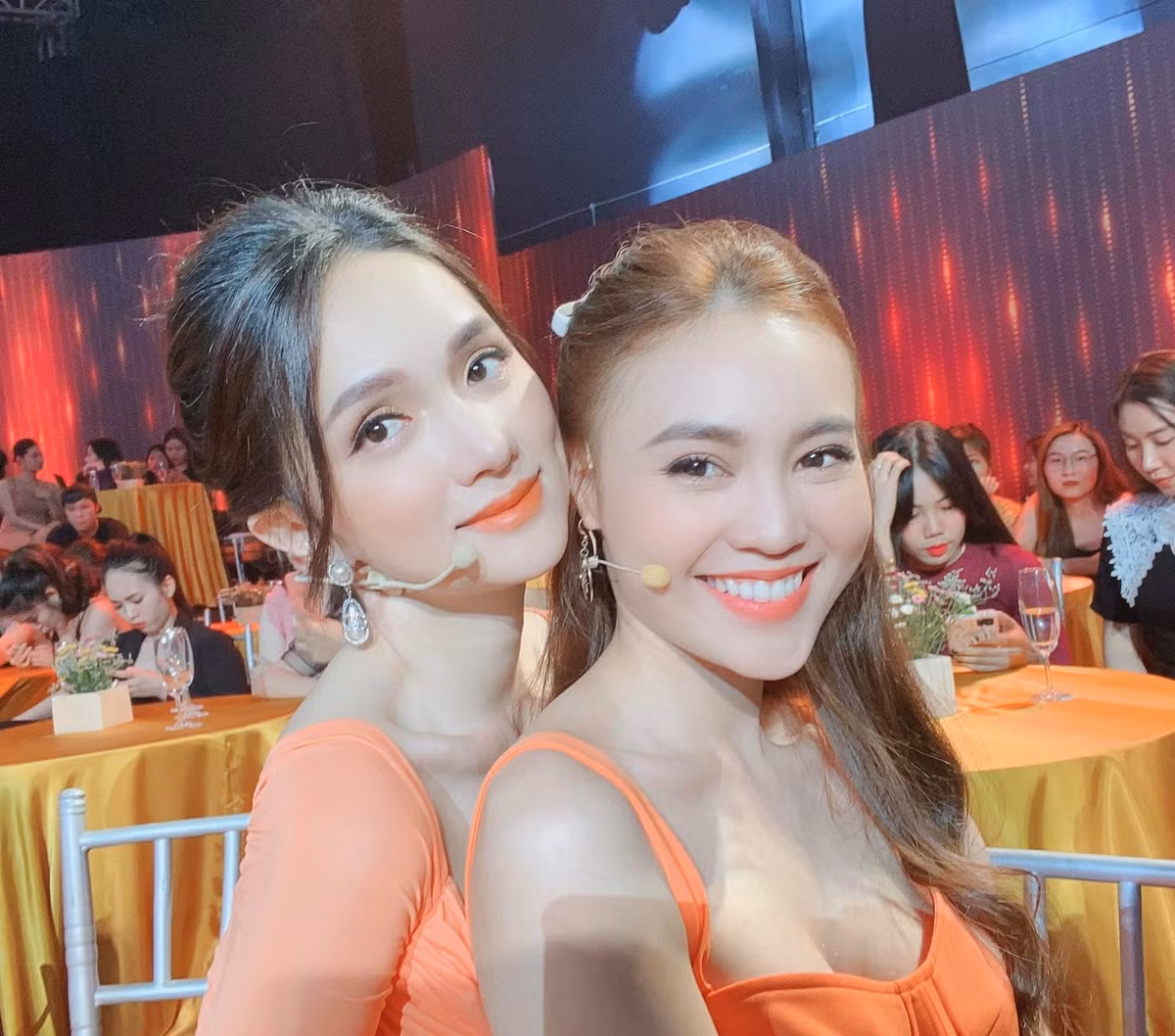 Hương Giang đọ sắc cùng Ninh Dương Lan Ngọc trong hậu trường quay gameshow.