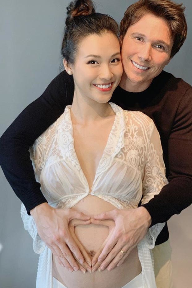 MC Hoàng Oanh lần đầu khoe ảnh bụng bầu lớn bên cạnh bên ông xã ngoại quốc. "Tình yêu bé nhỏ của vợ chồng mình. Mong con luôn khoẻ mạnh và là một em bé vui vẻ hay cười", nữ MC chia sẻ.