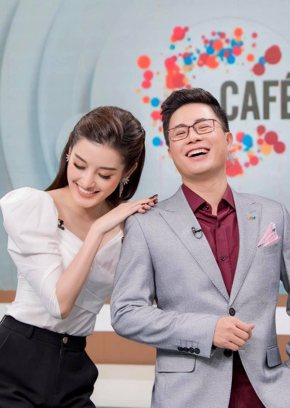 "Chẳng thể hiểu nổi ăn cái gì mà đẹp từng milimet ấy hả Huyền My", nam MC hài hước.