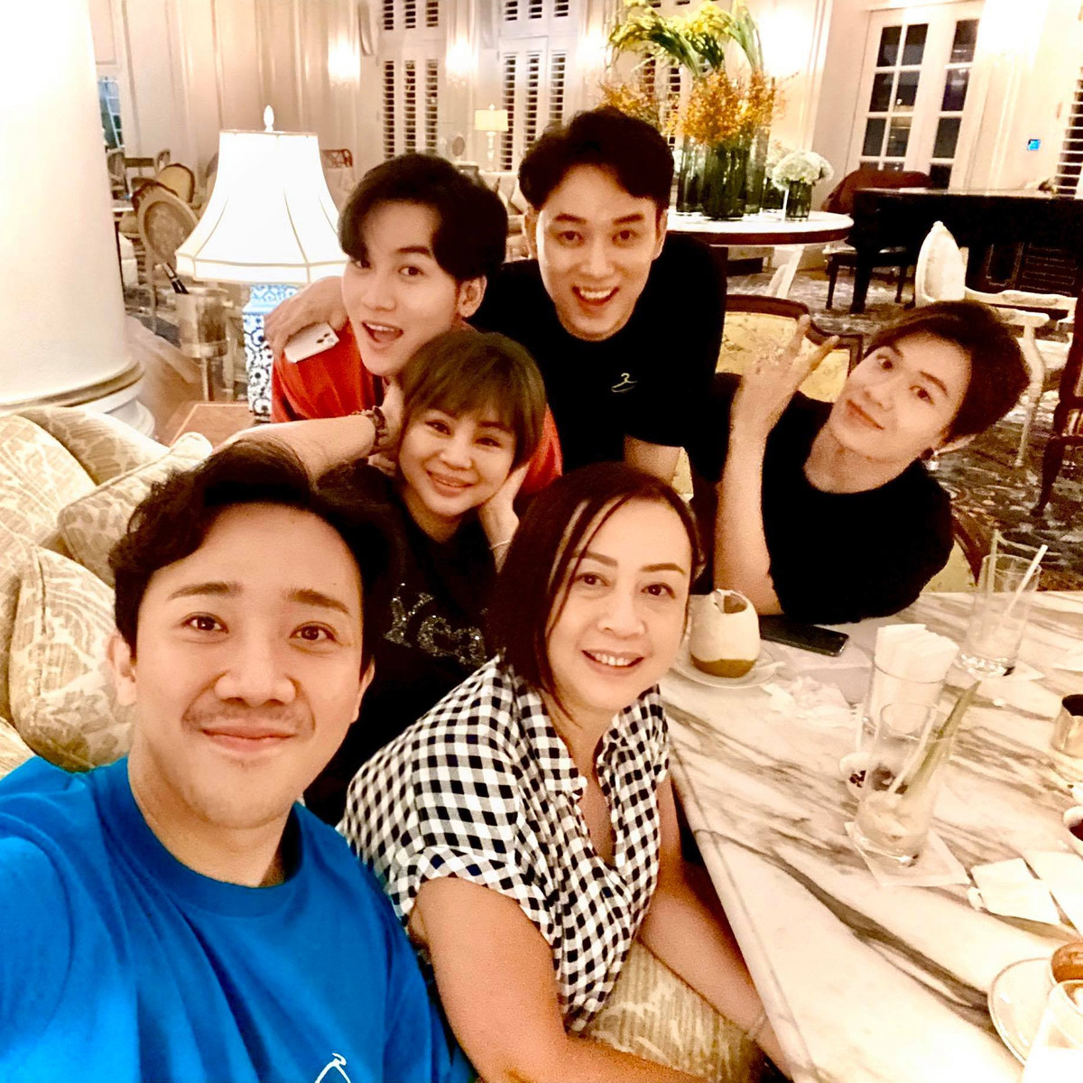 MC Trấn Thành gây chú ý khi tăng tải bức ảnh với hội bạn thân gồm Lê Giang, Trúc Nhân, Ali Hoàng Dương, Quang Trung cùng nữ nghệ sĩ Minh Phượng. Được biết, nghệ sĩ Minh Phượng cũng chính là thần tượng thời thanh xuân của Trấn Thành. Nam MC hào hứng chia sẻ: "Gặp lại idol một thời thanh xuân của em - nghệ sĩ Minh Phượng. I love her". Ngay sau khi đăng tải, bức hình đã nhanh chóng thu hút sự chú ý của khán giả.