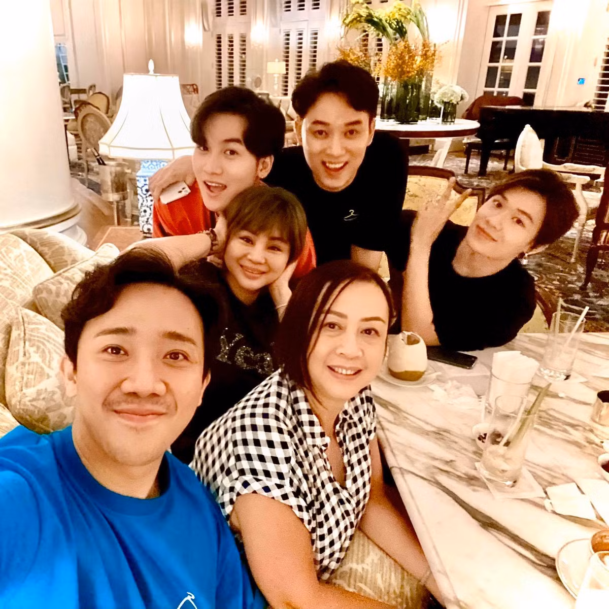 MC Trấn Thành gây chú ý khi tăng tải bức ảnh với hội bạn thân gồm Lê Giang, Trúc Nhân, Ali Hoàng Dương, Quang Trung cùng nữ nghệ sĩ Minh Phượng. Được biết, nghệ sĩ Minh Phượng cũng chính là thần tượng thời thanh xuân của Trấn Thành. Nam MC hào hứng chia sẻ: "Gặp lại idol một thời thanh xuân của em - nghệ sĩ Minh Phượng. I love her". Ngay sau khi đăng tải, bức hình đã nhanh chóng thu hút sự chú ý của khán giả.