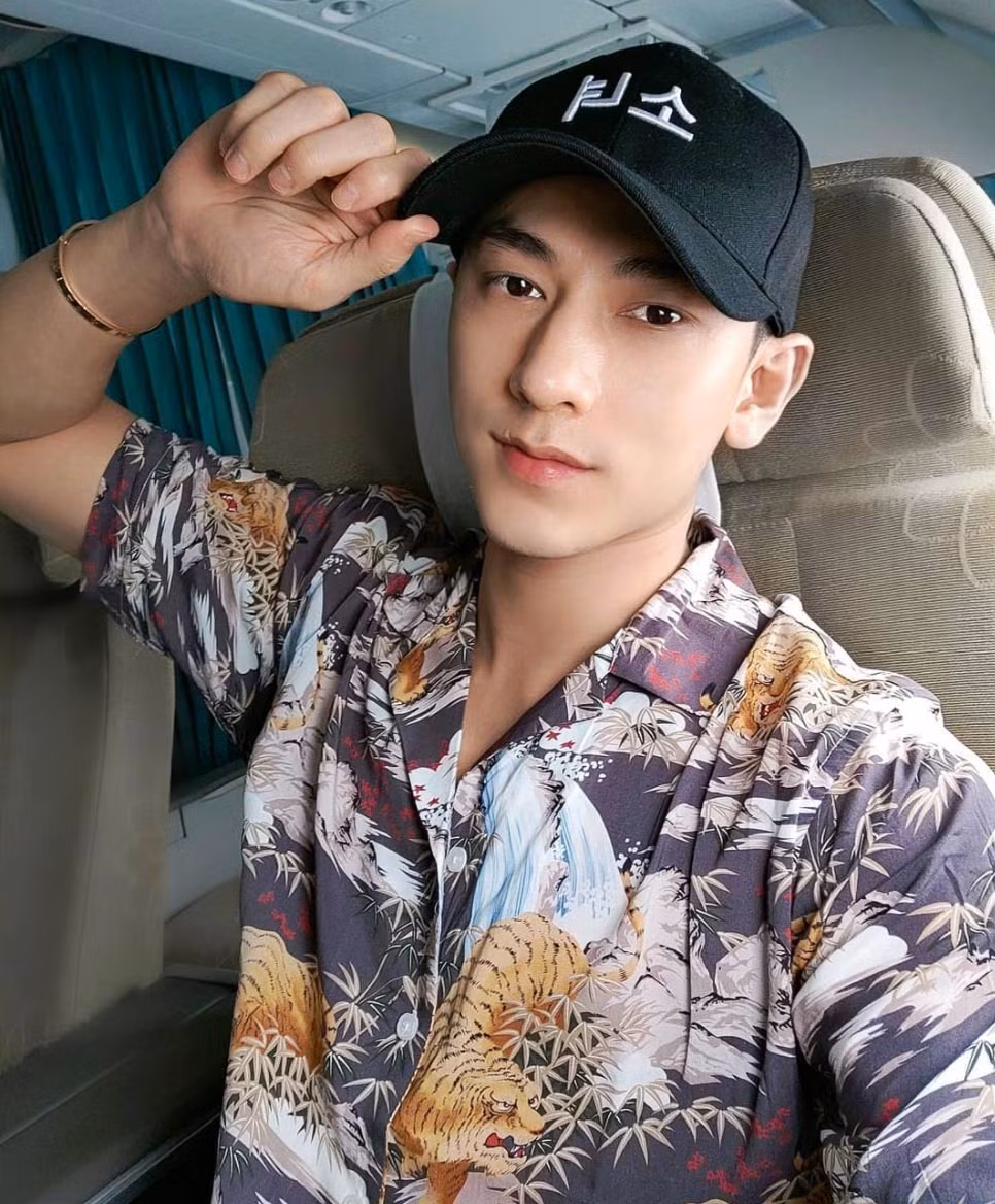 Isaac đăng hình ảnh mới thông báo bắt đầu trở lại với công việc.