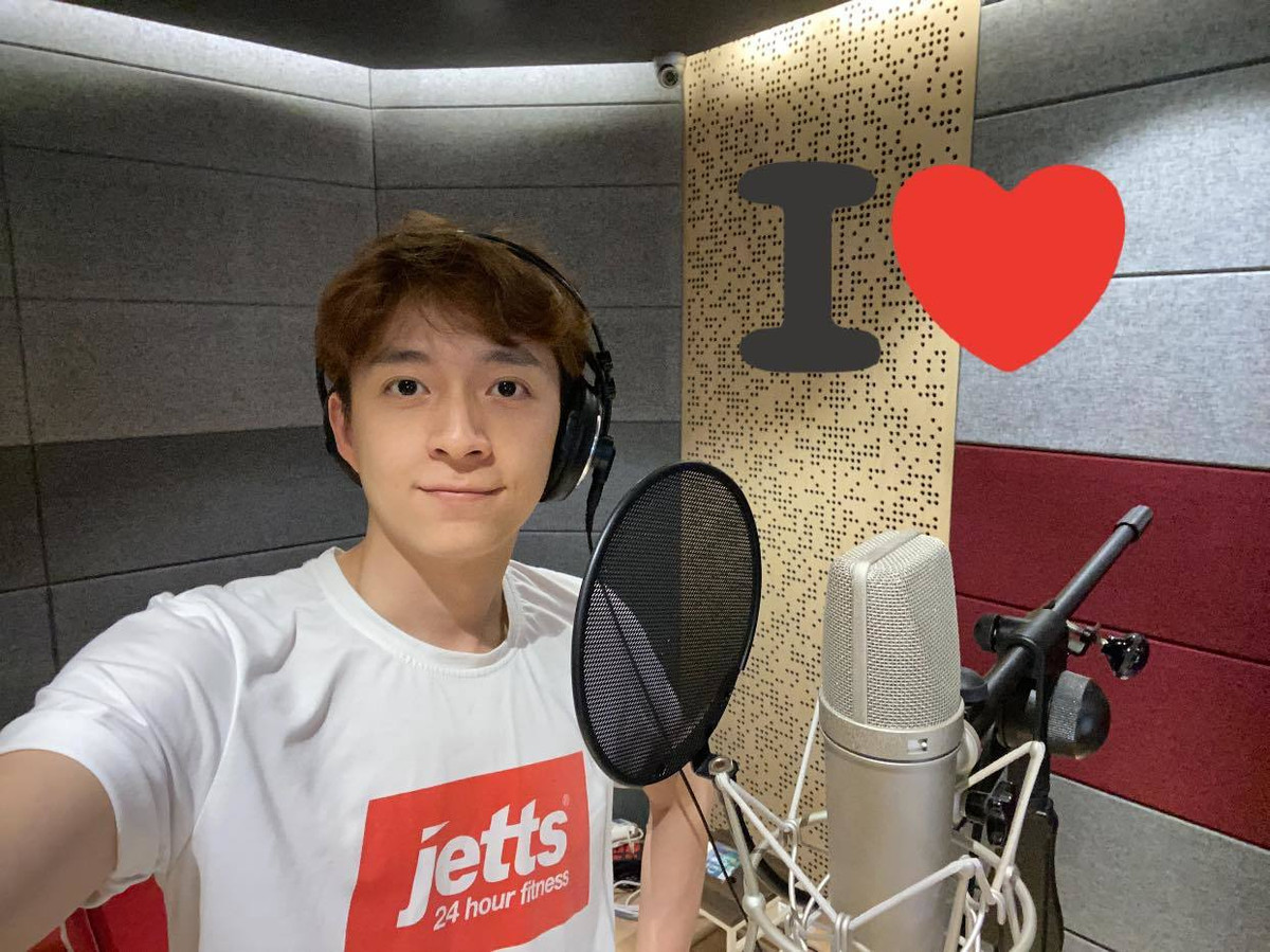 Ngô Kiến Huy gây tò mò khi hé lộ thu âm ca khúc mới. Nam ca sĩ hài hước viết: "Lần đầu tiên trong đời thu ca khúc mới 4 tiếng. Các anh em bấm thu vẫn vui vẻ không quạo, nhưng chặn số mình luôn rồi".