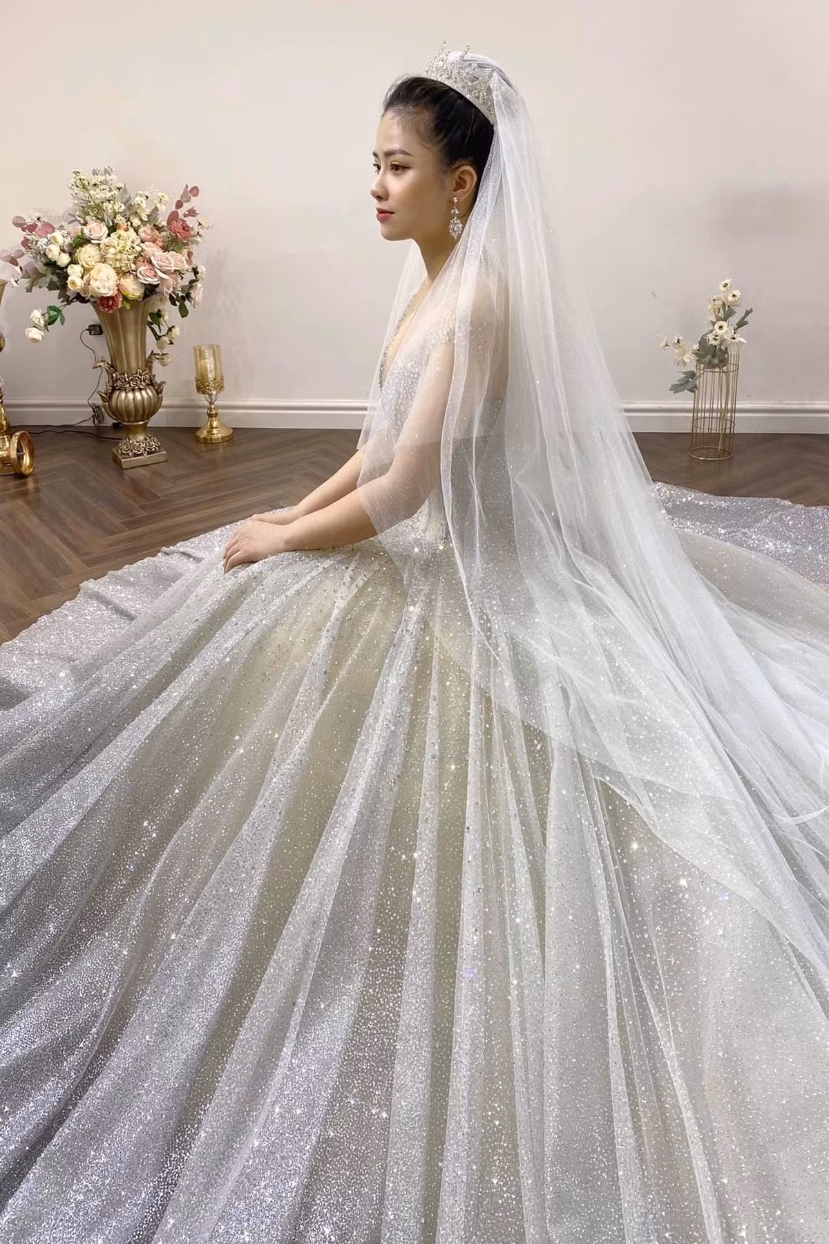 Hình ảnh Dương Hoàng Yến mặc váy cưới nhanh chóng nhận được nhiều lời chúc mừng từ bạn bè và người hâm mộ.