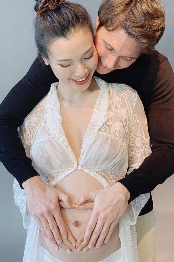 Qua loạt ảnh có thể thấy, dù ở những tháng cuối thai kỳ nhưng nhan sắc của Hoàng Oanh vẫn không hề thay đổi. Cô vẫn giữ được vẻ tươi tắn, xinh đẹp vốn có.