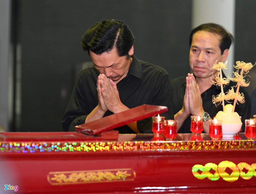 NSND Trung Anh đến tạm biệt đàn chị.