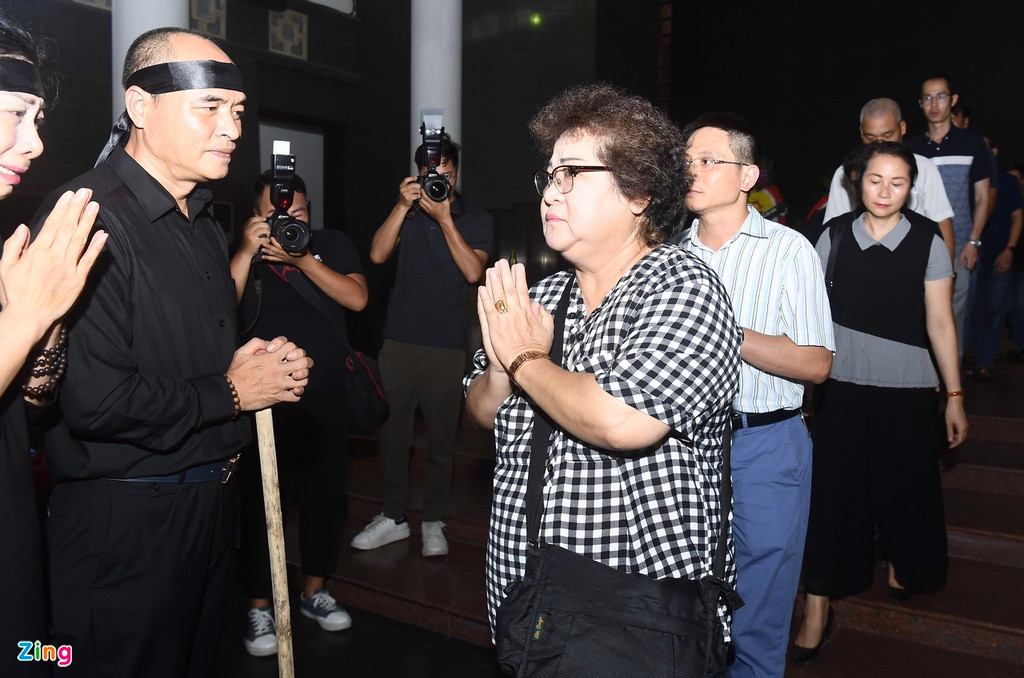 NSƯT Minh Vượng chia buồn với gia đình NSƯT Hoàng Yến. Khi hay tin NSƯT Hoàng Yến qua đời, NSƯT Minh Vượng xúc động nhớ lại ký ức trong lần làm việc chung. “Cuộc đời chị sống giản dị, khiêm nhường giống như các vai mà bao năm chị đóng là người mẹ, người bà cả đời tảo tần vì con cháu, chịu thương, chịu khó, đức độ, hiền lành, chất phác”, NSƯT Minh Vượng viết.