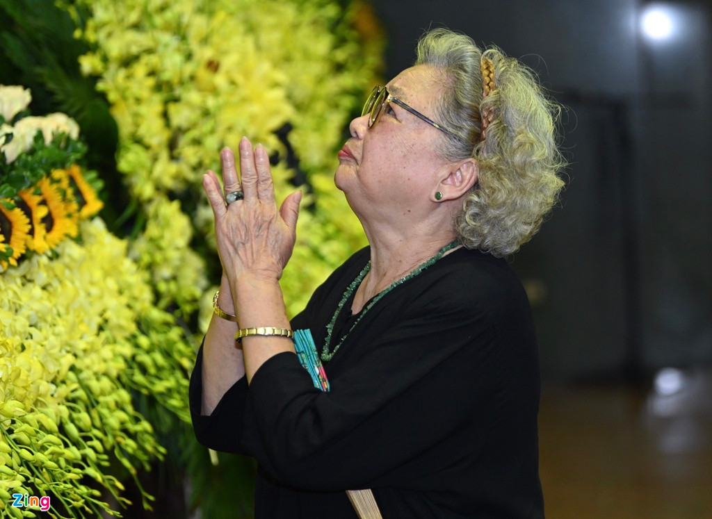 Các đồng nghiệp đến tiễn đưa NSƯT Hoàng Yến về nơi an nghỉ cuối cùng. Trong ảnh, NSƯT Lê Mai đến viếng.