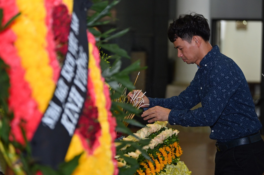 NSƯT Xuân Bắc đến sớm viếng NSƯT Hoàng Yến. Anh gửi lời chia buồn tới gia đình. Trước khi qua đời, nghệ sĩ Hoàng Yến có nhiều cống hiến cho điện ảnh. Bà tham gia nhiều phim truyền hình, điện ảnh và luôn được lứa nghệ sĩ đi sau kính trọng.