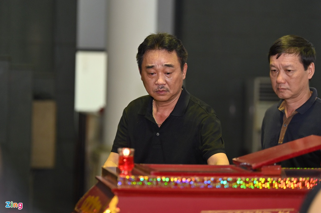 NSƯT Quốc Khánh trong đoàn diễn viên nhà hát Kịch Việt Nam đến viếng.