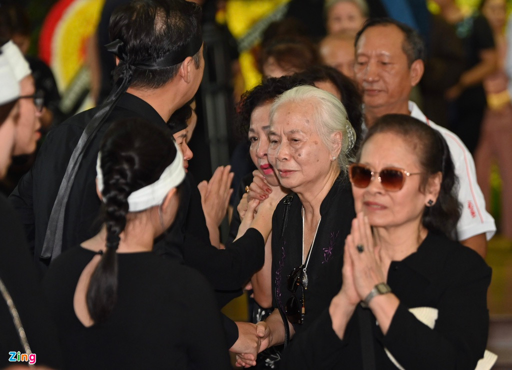 Nghệ sĩ Kim Thoa là thế hệ diễn viên cùng thời với NSƯT Hoàng Yến. Trong mắt của nghệ sĩ Kim Thoa, NSƯT Hoàng Yến là người hiền lành, đức độ. Họ thân thiết nhiều năm qua, thường gặp mặt trò chuyện. Tuy nhiên, gần đây, vì sức khỏe và tuổi cao, cả hai ít có cơ hội gặp nhau.