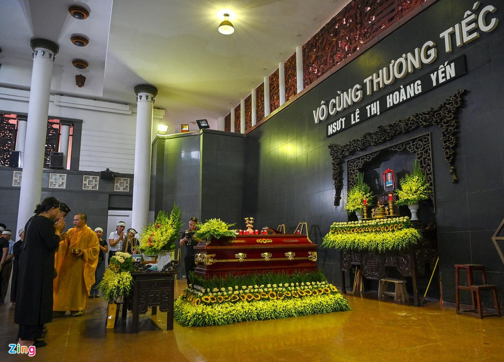 Nhiều nghệ sĩ của Nhà hát Kịch Việt Nam - nơi con gái bà Hoàng Yến làm việc - như Diễm Hương, Khuất Quỳnh Hoa, NSƯT Xuân Bắc... có mặt sớm phối hợp cùng gia đình tổ chức tang lễ. Sinh thời, NSƯT Hoàng Yến là diễn viên của Hãng phim truyện Việt Nam.