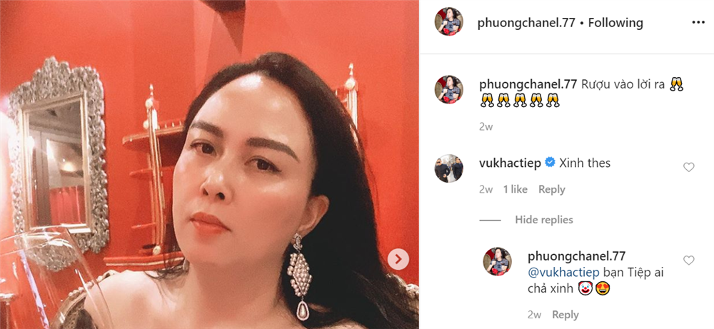 Thậm chí không ít lần, anh tâng người bạn lên tận mây xanh với những lời có cánh như "bờ vai đẹp nhất Việt Nam", "bạn tôi đẹp nhất mùa xuân", "bạn mình đẹp vô đối"... Dạo quanh một vòng trang cá nhân của người tình Quách Ngọc Ngoan, hầu như Vũ Khắc Tiệp không bỏ sót việc "thả tim" bất kỳ bài đăng nào. Sự nhiệt tình của anh còn đáng ghi nhận khi vừa chăm chỉ bình luận, vừa thể hiện tình cảm gắn bó, vừa tăng tương tác cho người bạn thân.