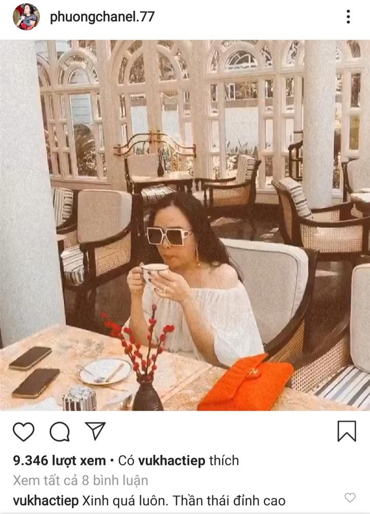 Tuy nhiên với Vũ Khắc Tiệp, đây không đơn thuần là cách xã giao, mà còn thể hiện tình cảm gắn bó keo sơn với người bạn "trên bến dưới thuyền".