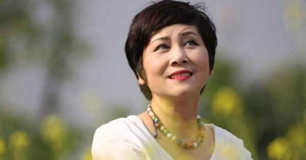 Sự nghiệp thành công nhưng chuyện riêng tư trong cuộc đời của nữ nghệ sĩ lại cực kỳ lận đận. Khi 21 tuổi, chị từng kết hôn với một người đàn ông gốc Hà Nội, tuy nhiên, cả hai đã chia tay vì không hợp nhau. Lúc ấy chị vẫn chưa có con. Sau biến cố hôn nhân tan vỡ, NSND Minh Hằng sống độc thân trong khoảng 25 năm. Khi tuổi đã xế chiều, chị quyết định kết hôn với một người bạn quen biết 10 năm của mình. Chồng chị là người gốc Hà Tĩnh.