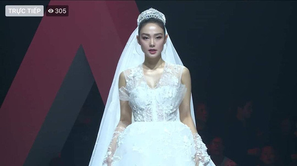 Ngoài vai trò diễn viên, Minh Hằng còn là người mẫu.