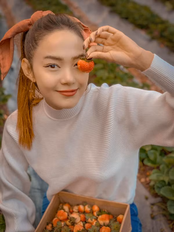 Đạt được khá nhiều thành công trong sự nghiệp, Minh Hằng lại khiến khán giả tò mò hơn bởi đời tư bí ẩn của cô. Minh Hằng từng bị đồn yêu đại ca xã hội đen ở nước ngoài... Trước những tin đồn này, Minh Hằng đều im lặng. Ở tuổi 33, Minh Hằng rất giàu có ngoài nhà, xe hơi đồ hiệu, cô còn sở hữu trang trại trồng hoa quả và rau sạch.