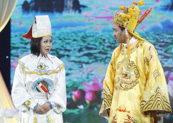 Ngoài ra, NSND Minh Hằng còn quen mặt với khán giả truyền hình qua những vai Táo trong mỗi mùa "Gặp nhau cuối năm". Chị có thể hóa thân đa dạng vào khá nhiều vai như: Táo Thể thao, Táo Kinh tế, Táo Điện lực, Táo Giáo dục...