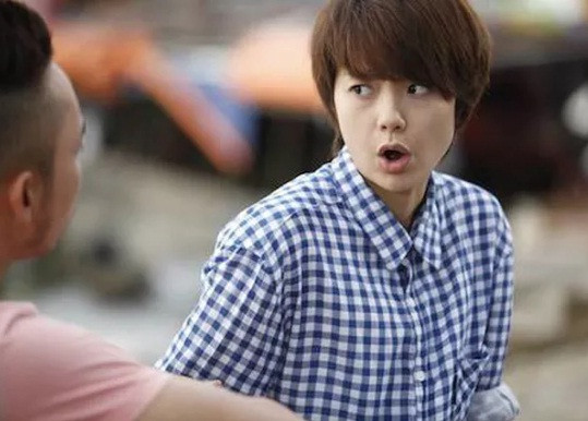  Minh Hằng: Cuộc sống giàu sang ở tuổi 33: Minh Hằng sinh năm 1987 là diễn viên điện ảnh-diễn viên truyền hình. Cô bước chân vào lĩnh vực nghệ thuật từ năm 16 tuổi với vai trò là ca sĩ hát nhóm, và tham gia diễn xuất trong một vài bộ phim truyền hình nhưng không tạo được nhiều dấu ấn. Đến năm 2007, sau thành công của bộ phim Gọi giấc mơ về, tên tuổi của Minh Hằng bắt đầu được nhiều khán giả chú ý và yêu thích. Và vai diễn để đời với Minh Hằng chính là vai diễn giả trai trong "Vừa đi vừa khóc".